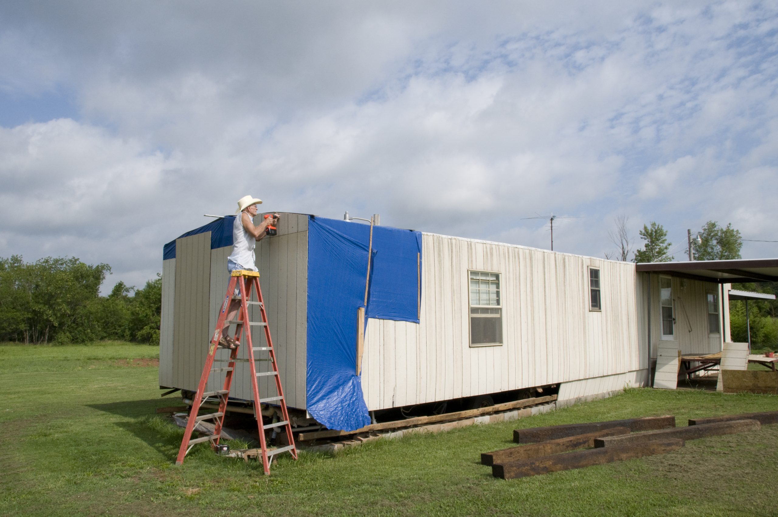 Repairing-a-mobile-home-scaled